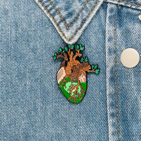 🤩Broch Organ Tree Of Life Heart Shape Enamel Pin Spooky Large Heart Green Brown - Picture 1 of 5